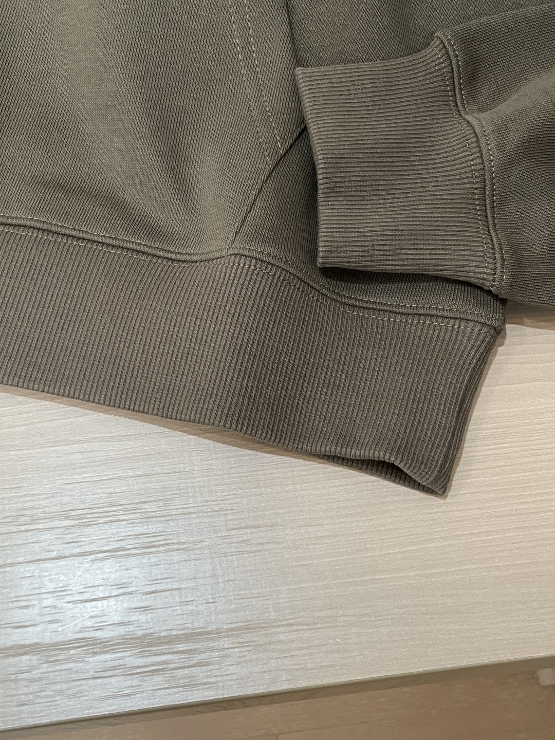 FD 套头连帽卫衣；经典套头男女同款，简约大气系列单品，低调奢华大气百搭款！卫衣选用客供100%高克重棉