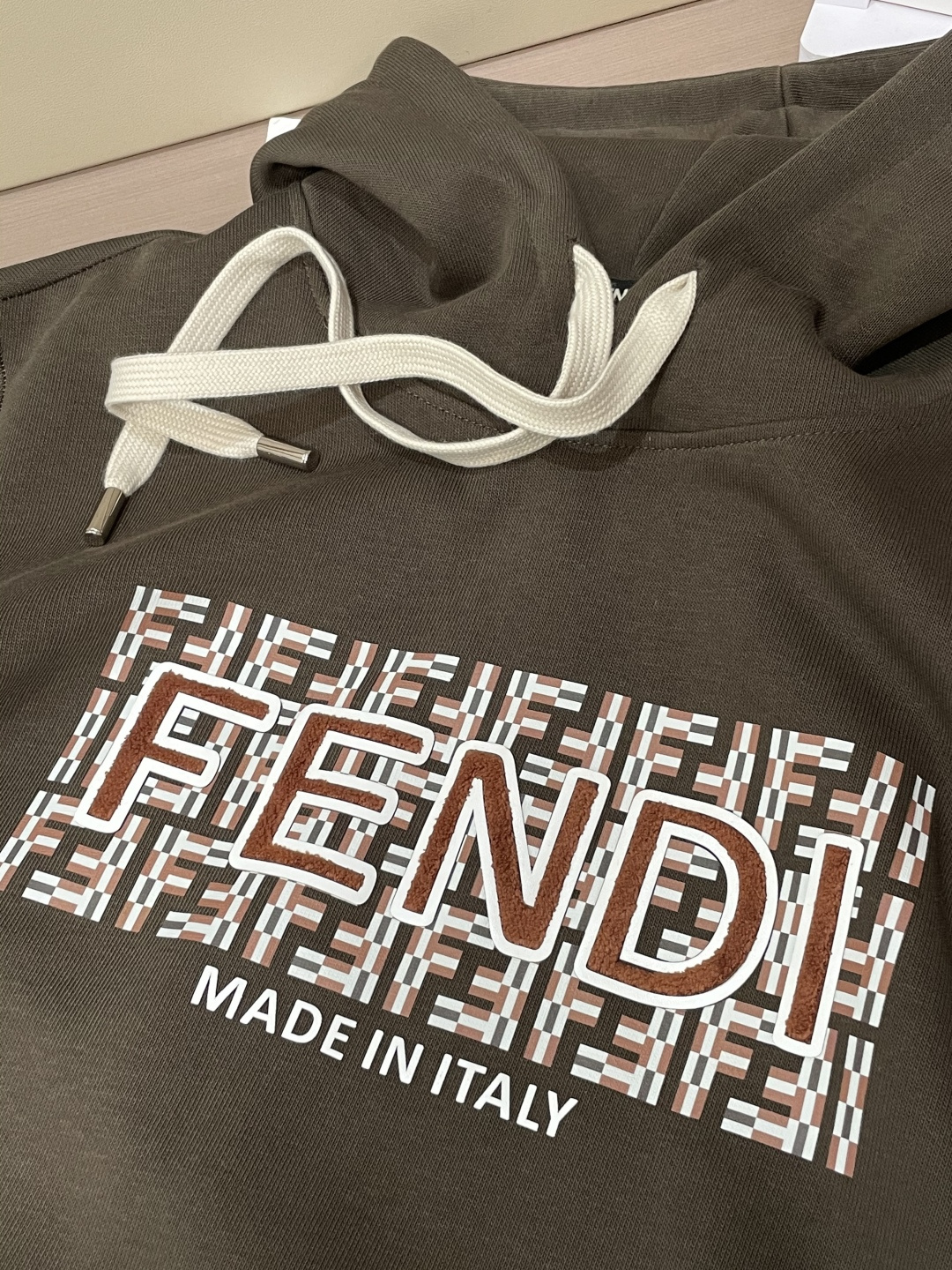 FD 套头连帽卫衣；经典套头男女同款，简约大气系列单品，低调奢华大气百搭款！卫衣选用客供100%高克重棉