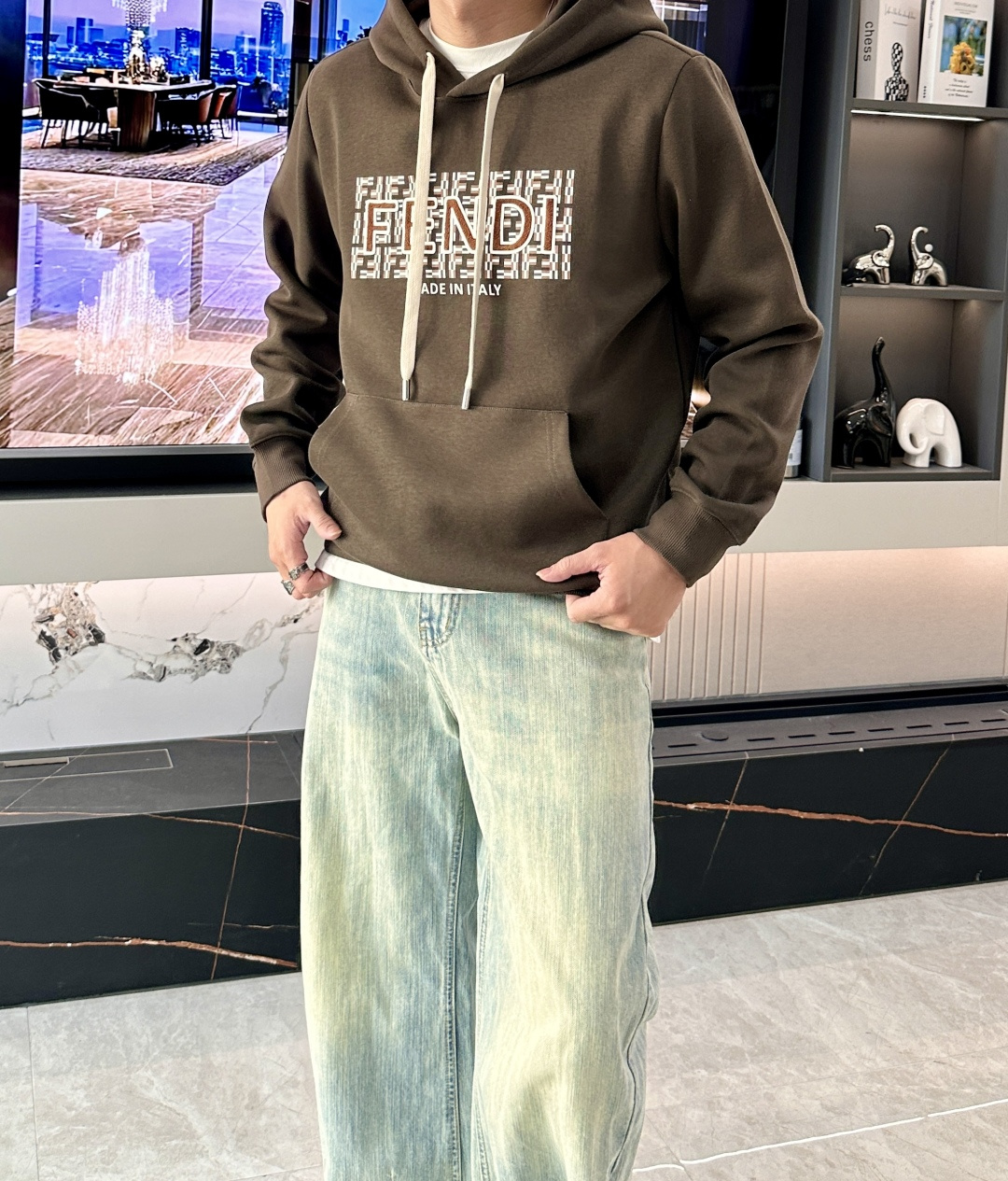 FD 套头连帽卫衣；经典套头男女同款，简约大气系列单品，低调奢华大气百搭款！卫衣选用客供100%高克重棉