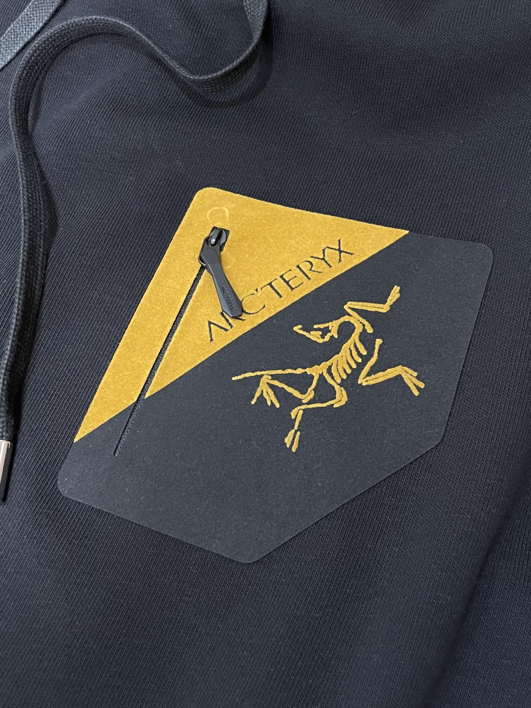 始祖鸟 套头连帽卫衣；经典套头男女同款，简约大气系列单品，低调奢华大气百搭款！卫衣选用客供100%高克重