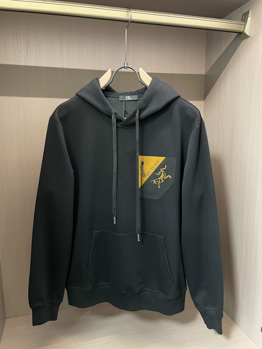 始祖鸟 套头连帽卫衣；经典套头男女同款，简约大气系列单品，低调奢华大气百搭款！卫衣选用客供100%高克重