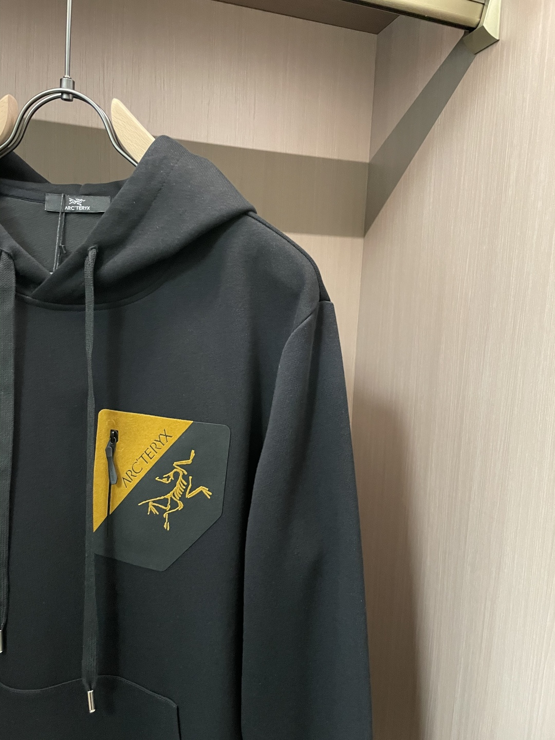 始祖鸟 套头连帽卫衣；经典套头男女同款，简约大气系列单品，低调奢华大气百搭款！卫衣选用客供100%高克重