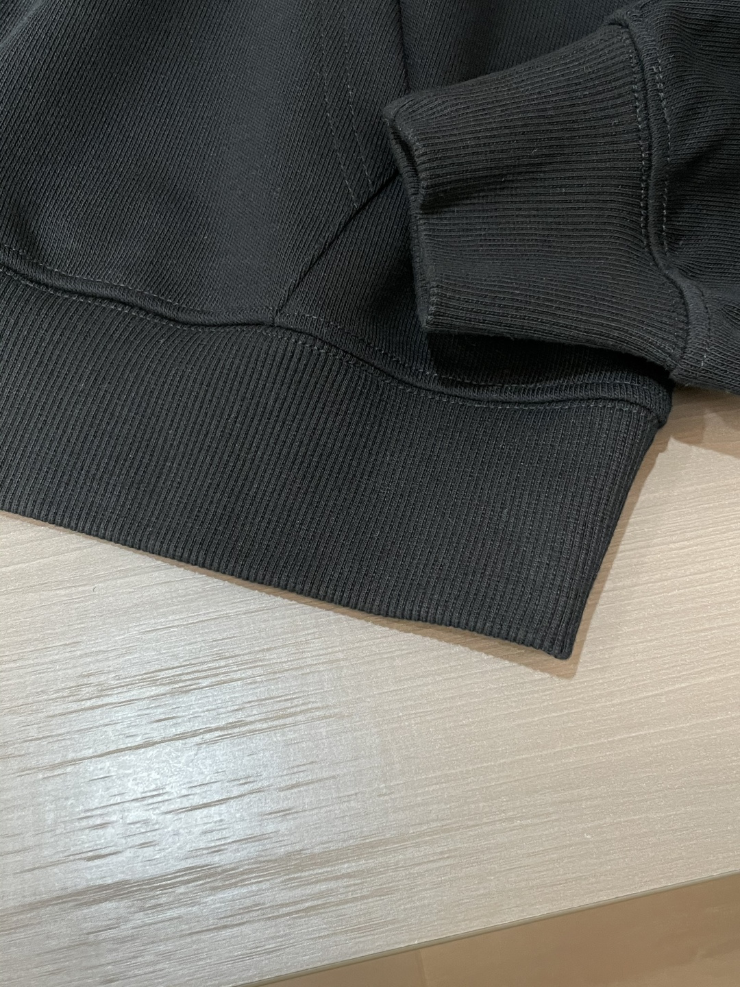 始祖鸟 套头连帽卫衣；经典套头男女同款，简约大气系列单品，低调奢华大气百搭款！卫衣选用客供100%高克重