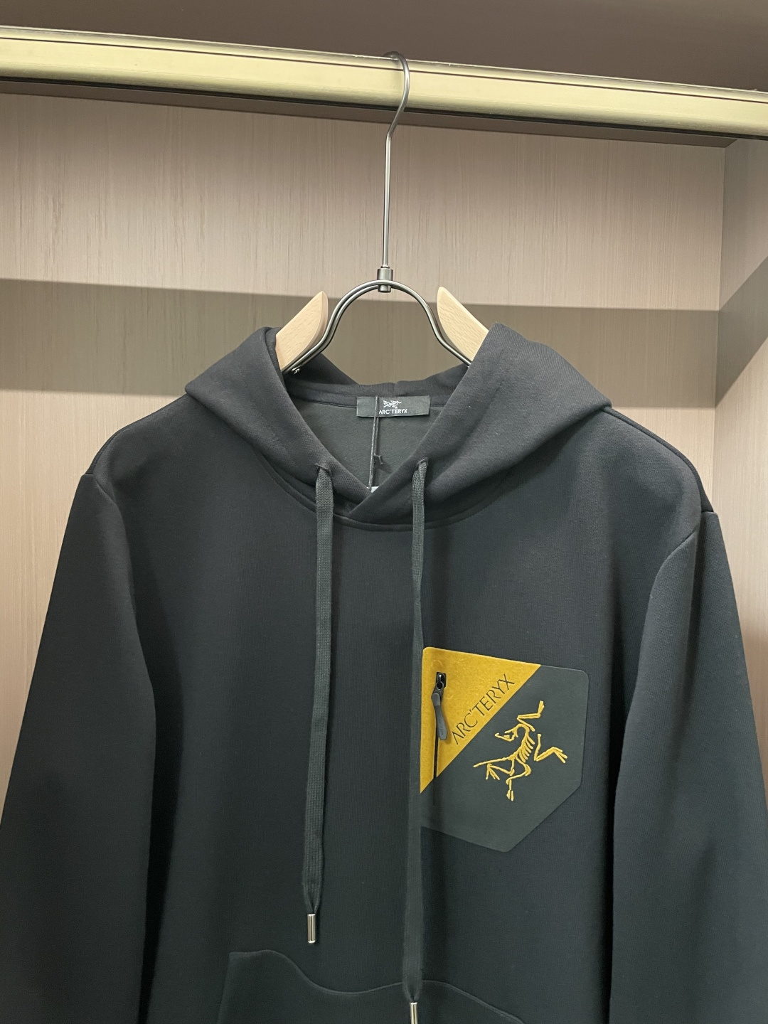 始祖鸟 套头连帽卫衣；经典套头男女同款，简约大气系列单品，低调奢华大气百搭款！卫衣选用客供100%高克重