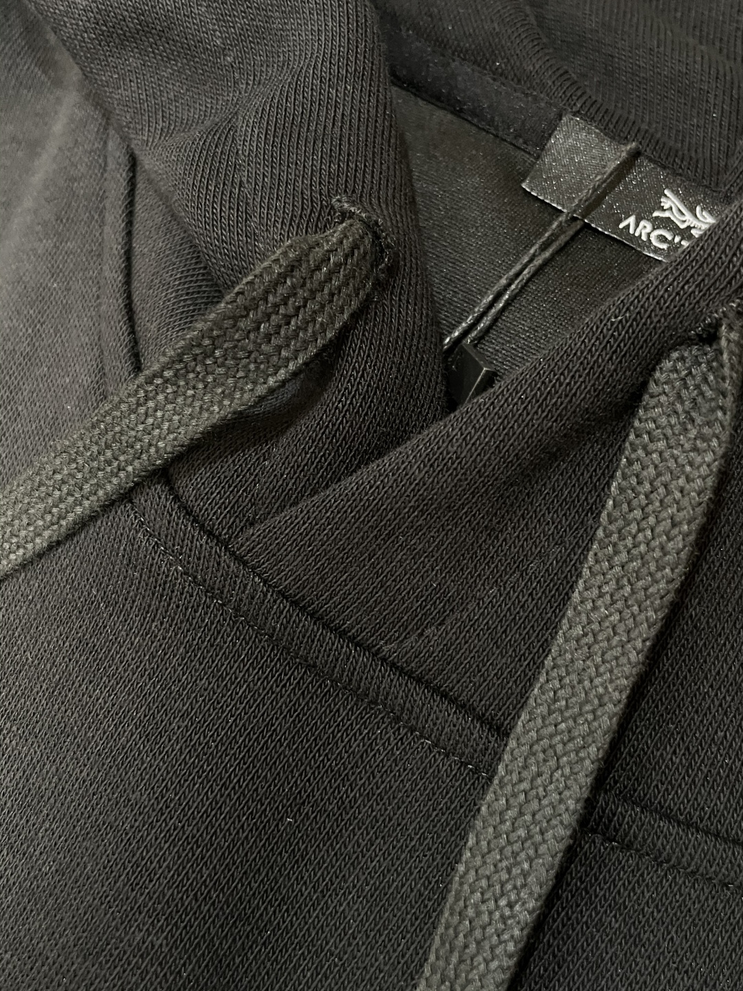 始祖鸟 套头连帽卫衣；经典套头男女同款，简约大气系列单品，低调奢华大气百搭款！卫衣选用客供100%高克重