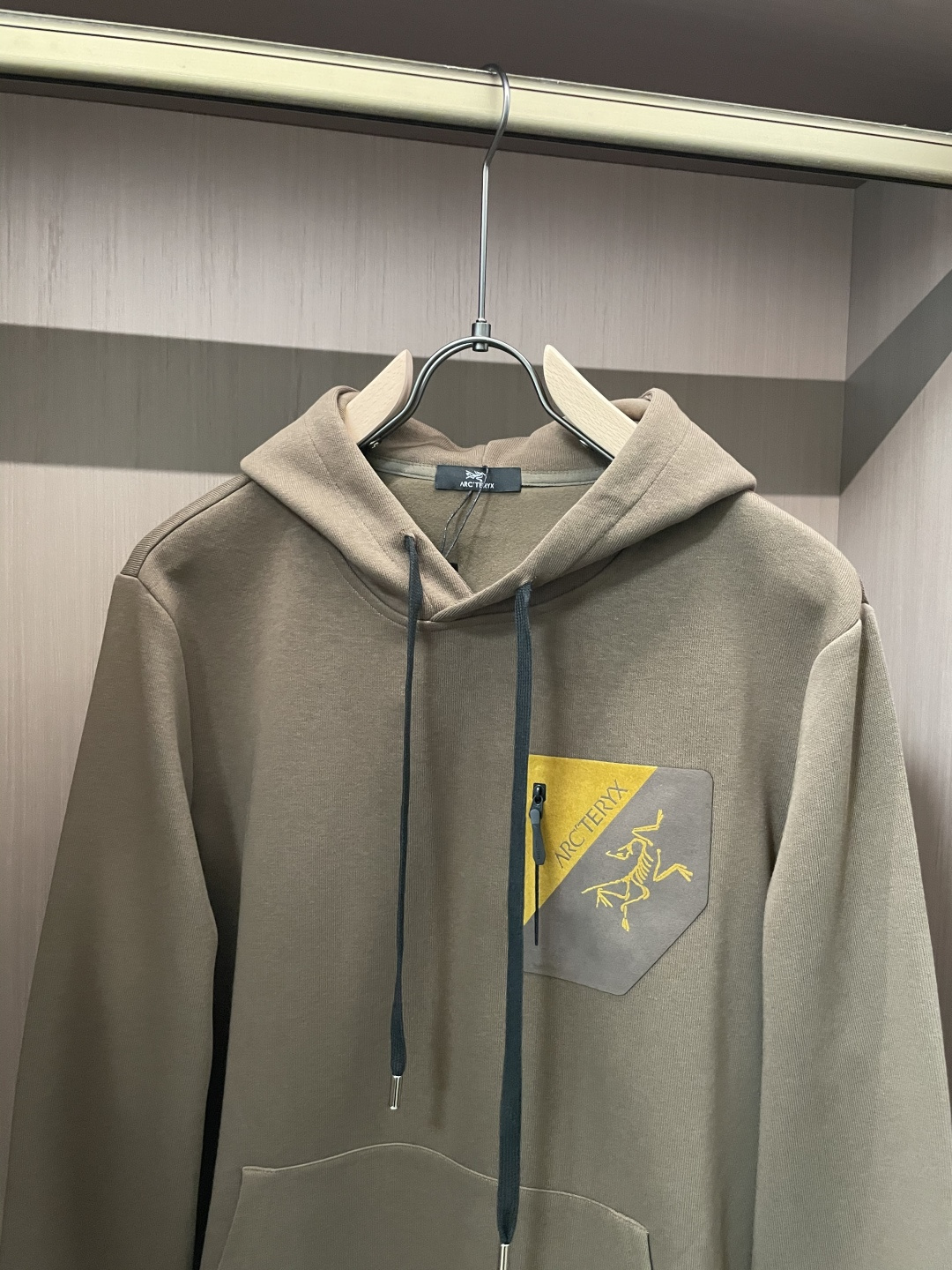 始祖鸟 套头连帽卫衣；经典套头男女同款，简约大气系列单品，低调奢华大气百搭款！卫衣选用客供100%高克重