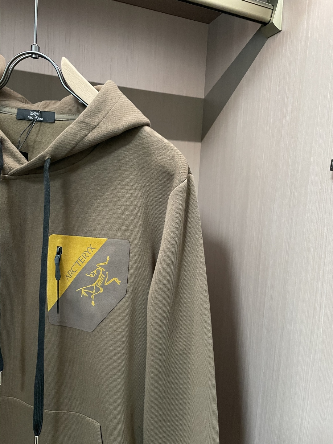 始祖鸟 套头连帽卫衣；经典套头男女同款，简约大气系列单品，低调奢华大气百搭款！卫衣选用客供100%高克重