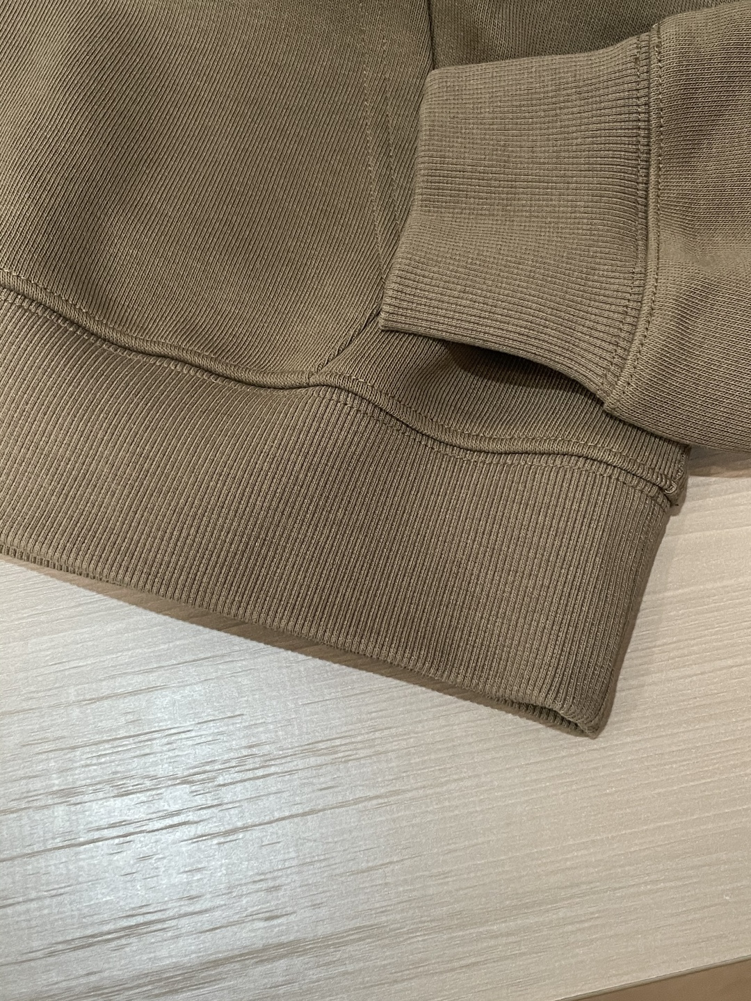 始祖鸟 套头连帽卫衣；经典套头男女同款，简约大气系列单品，低调奢华大气百搭款！卫衣选用客供100%高克重