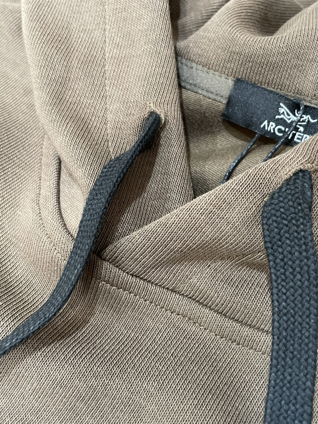 始祖鸟 套头连帽卫衣；经典套头男女同款，简约大气系列单品，低调奢华大气百搭款！卫衣选用客供100%高克重