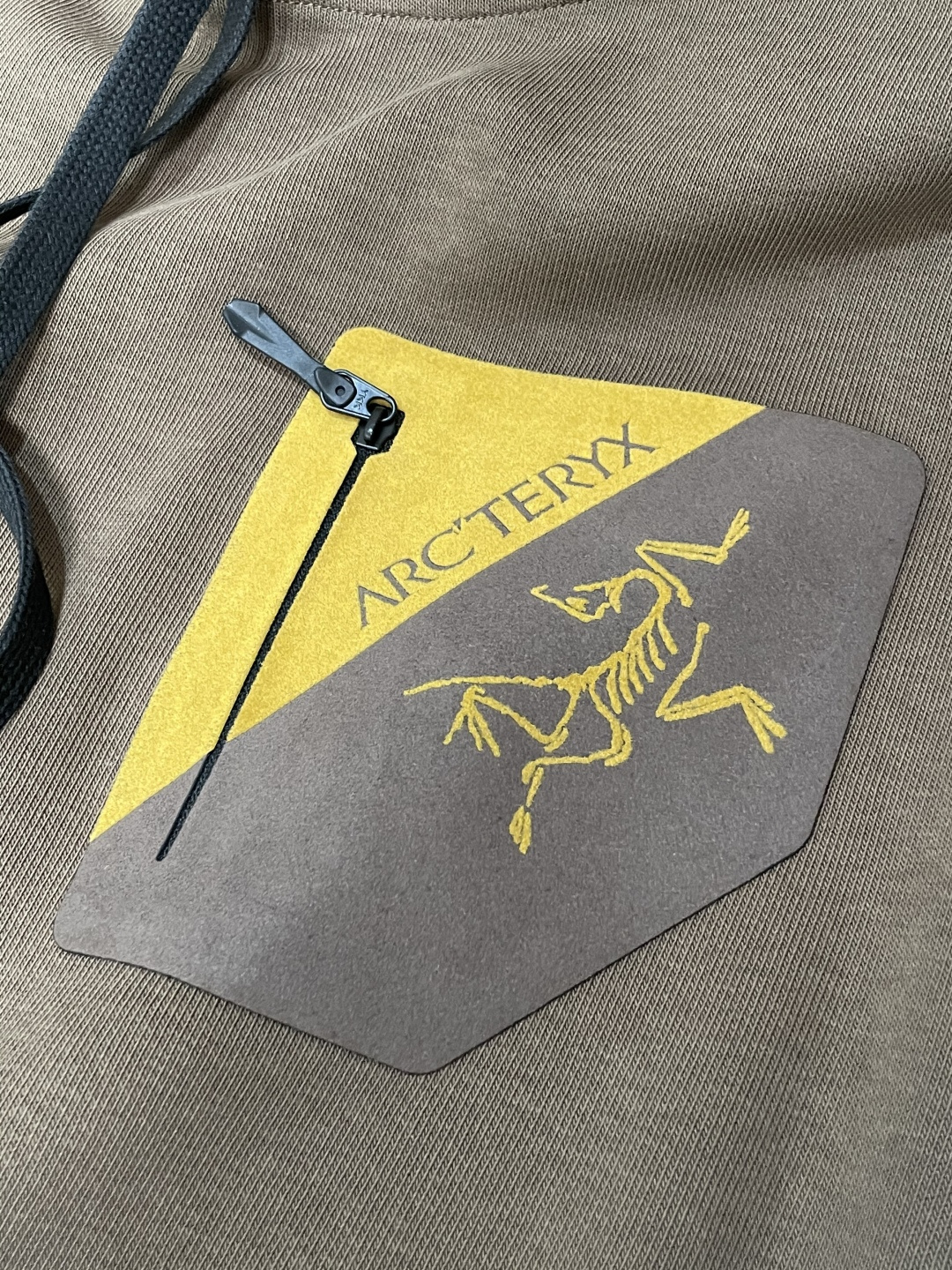 始祖鸟 套头连帽卫衣；经典套头男女同款，简约大气系列单品，低调奢华大气百搭款！卫衣选用客供100%高克重