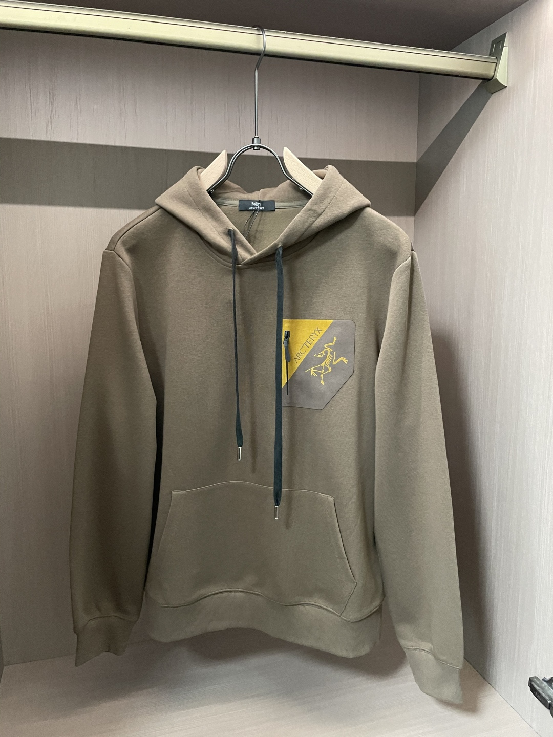 始祖鸟 套头连帽卫衣；经典套头男女同款，简约大气系列单品，低调奢华大气百搭款！卫衣选用客供100%高克重