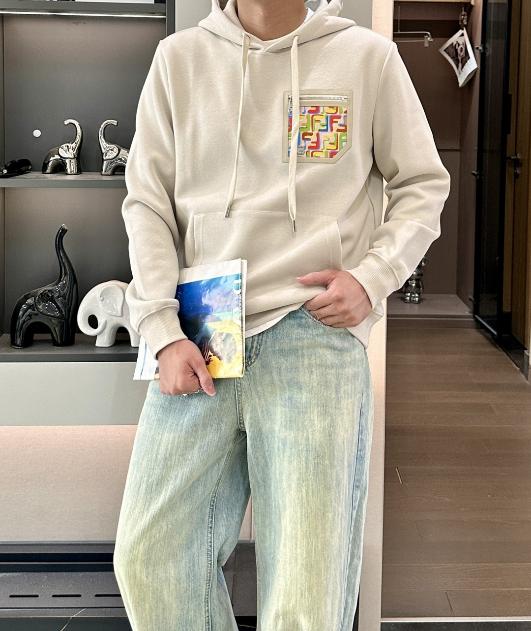 FD 套头连帽卫衣；经典套头男女同款，简约大气系列单品，低调奢华大气百搭款！卫衣选用客供100%高克重棉