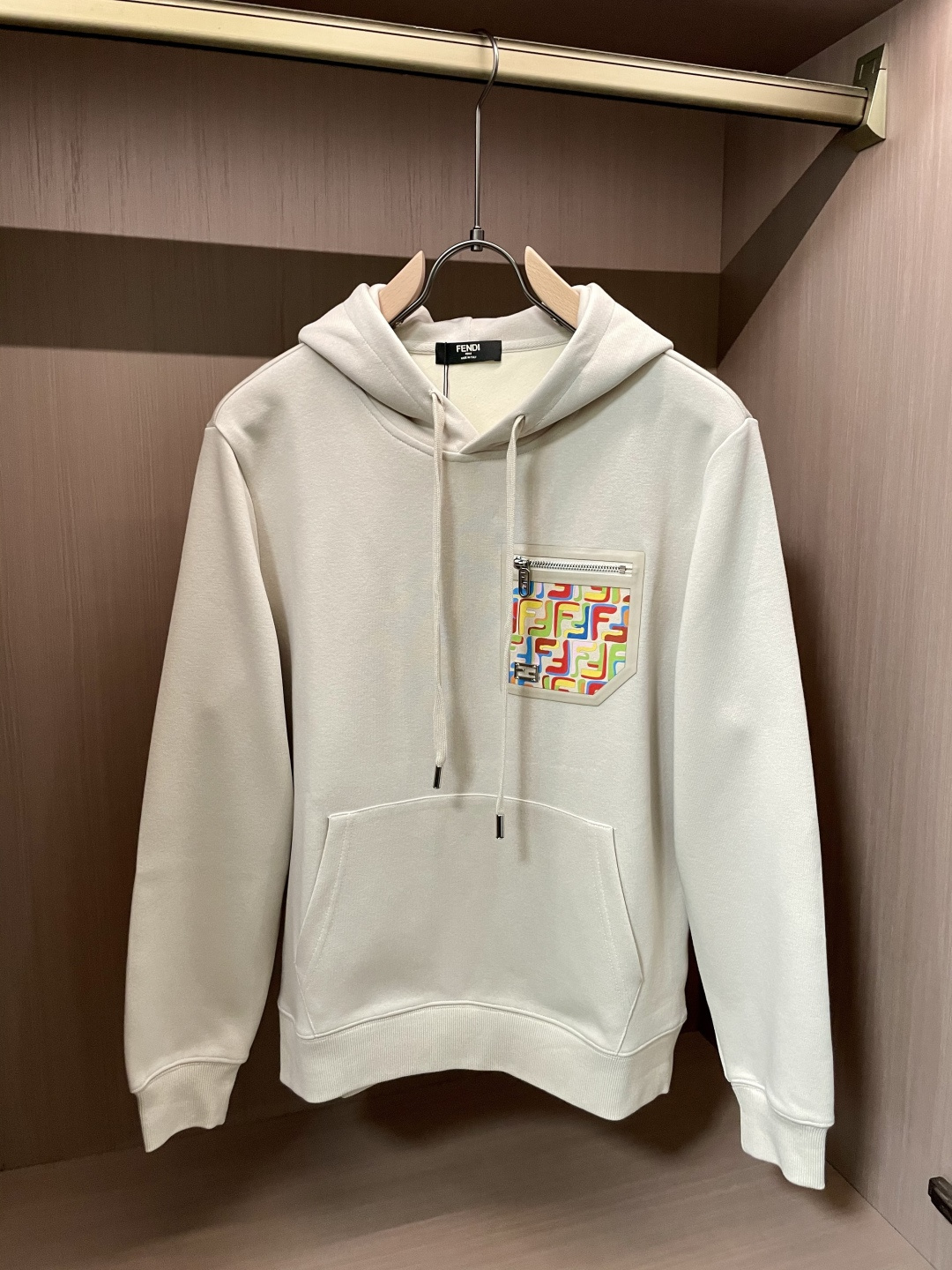 FD 套头连帽卫衣；经典套头男女同款，简约大气系列单品，低调奢华大气百搭款！卫衣选用客供100%高克重棉