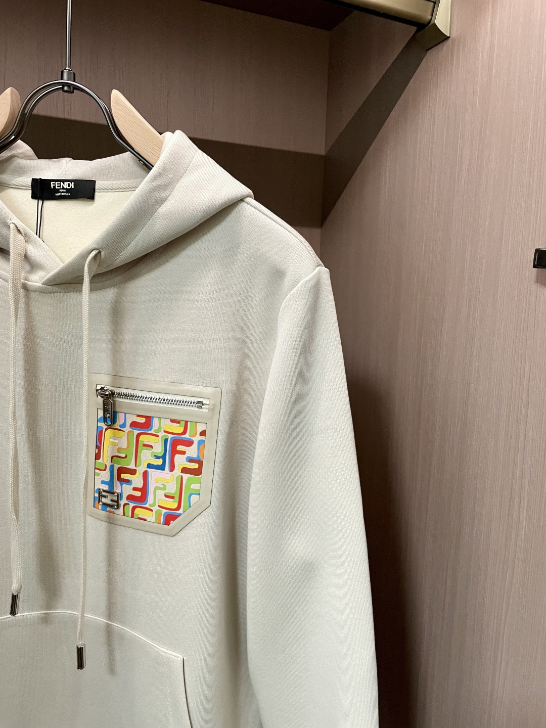 FD 套头连帽卫衣；经典套头男女同款，简约大气系列单品，低调奢华大气百搭款！卫衣选用客供100%高克重棉