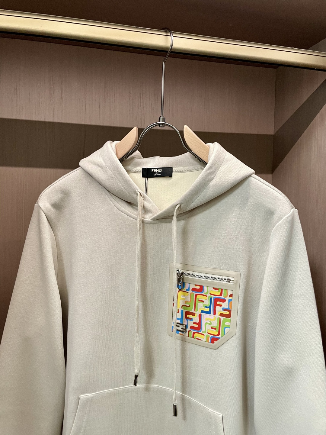 FD 套头连帽卫衣；经典套头男女同款，简约大气系列单品，低调奢华大气百搭款！卫衣选用客供100%高克重棉