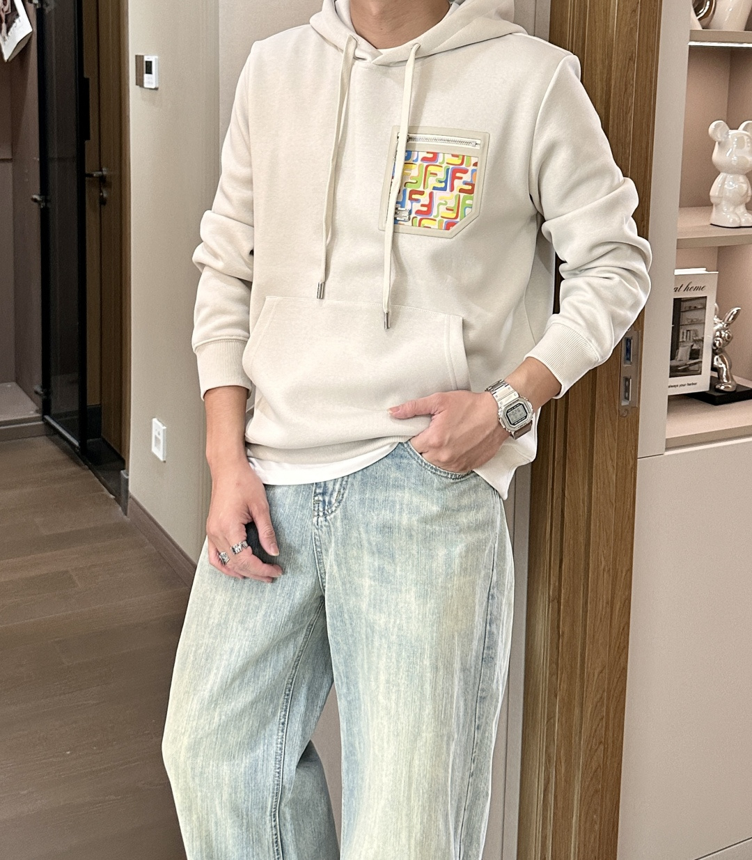 FD 套头连帽卫衣；经典套头男女同款，简约大气系列单品，低调奢华大气百搭款！卫衣选用客供100%高克重棉