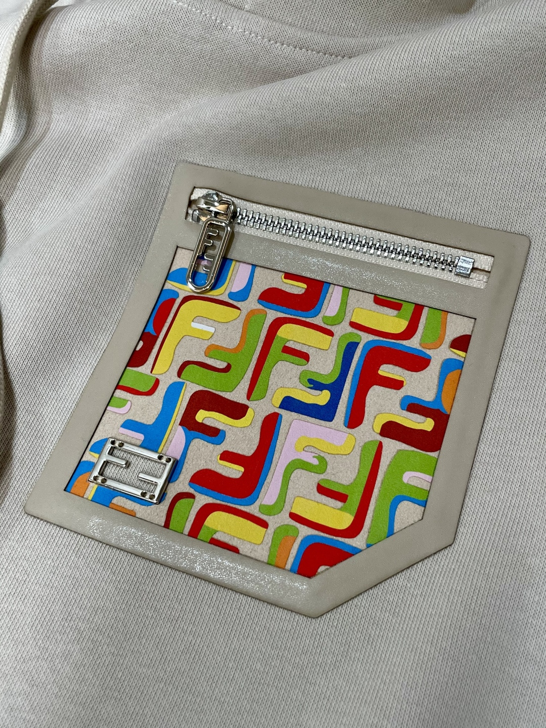 FD 套头连帽卫衣；经典套头男女同款，简约大气系列单品，低调奢华大气百搭款！卫衣选用客供100%高克重棉