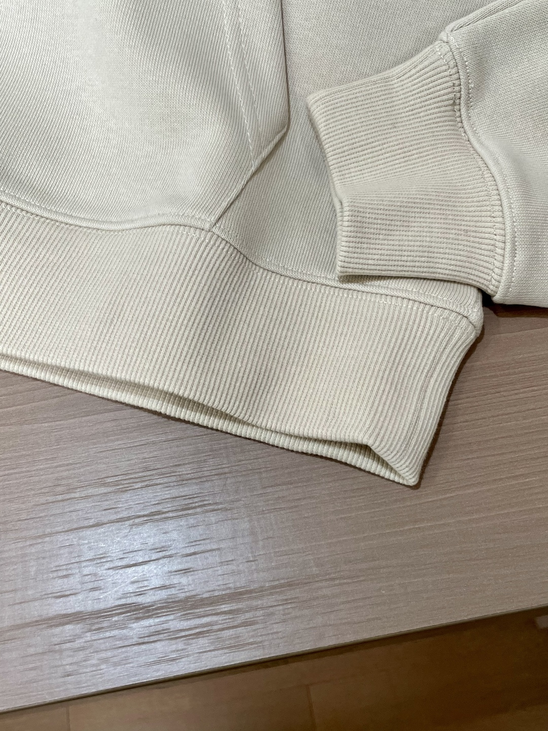 FD 套头连帽卫衣；经典套头男女同款，简约大气系列单品，低调奢华大气百搭款！卫衣选用客供100%高克重棉