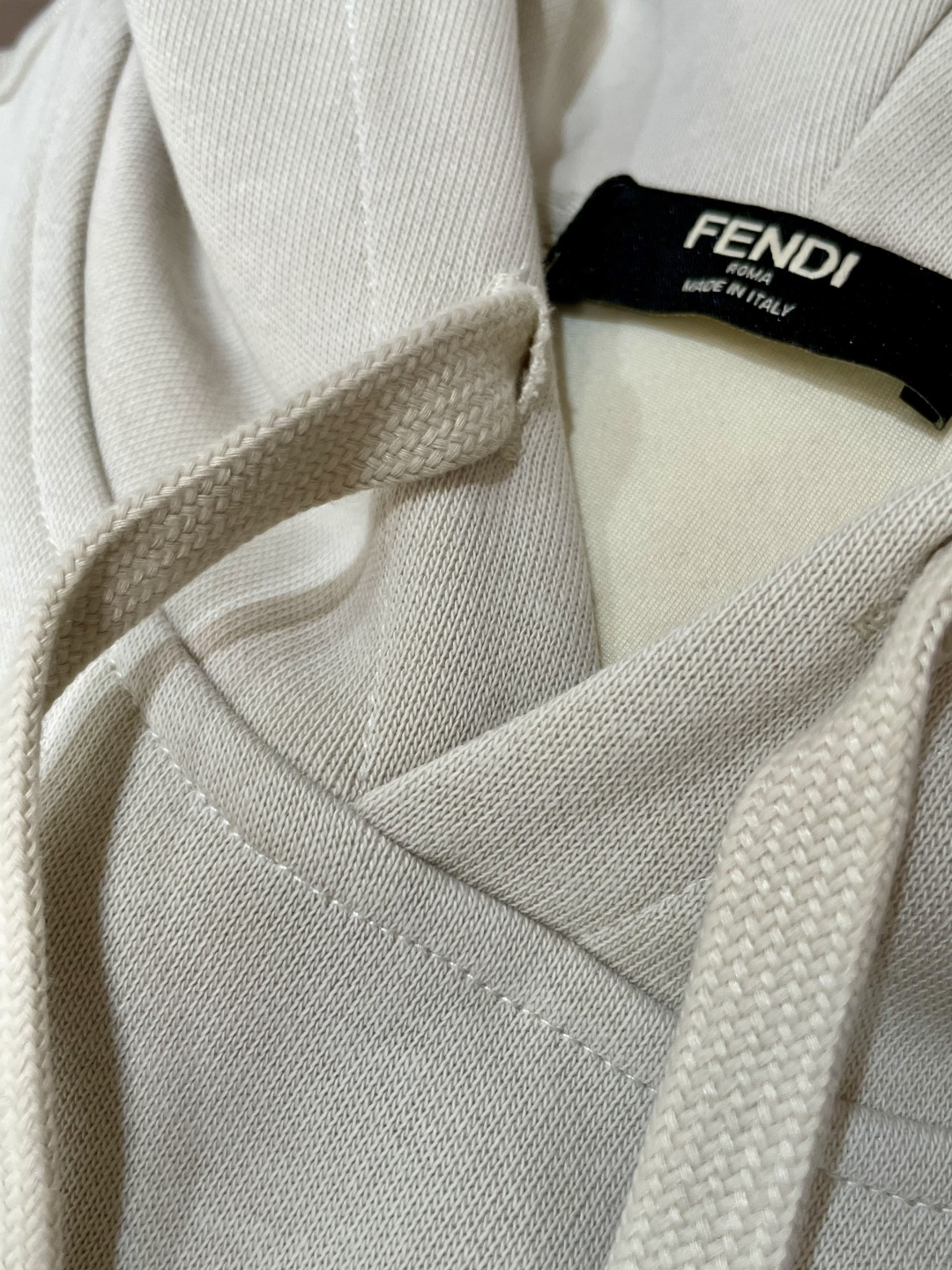 FD 套头连帽卫衣；经典套头男女同款，简约大气系列单品，低调奢华大气百搭款！卫衣选用客供100%高克重棉