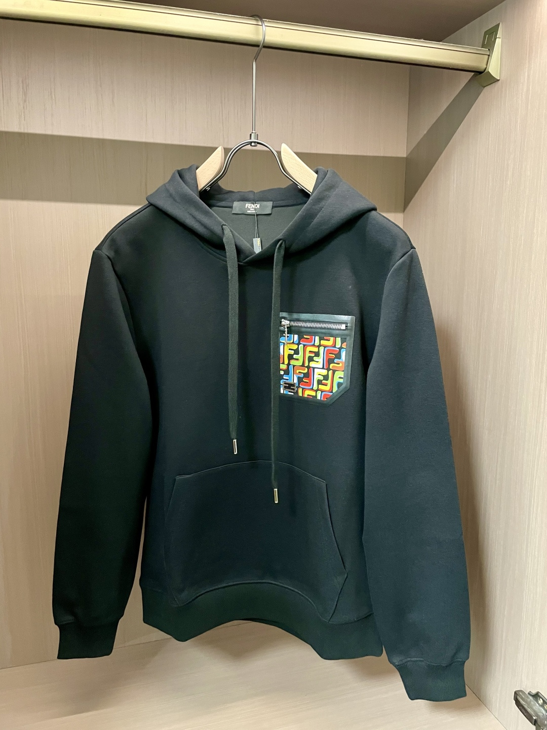 FD 套头连帽卫衣；经典套头男女同款，简约大气系列单品，低调奢华大气百搭款！卫衣选用客供100%高克重棉