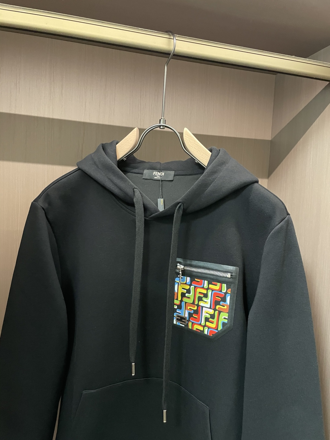 FD 套头连帽卫衣；经典套头男女同款，简约大气系列单品，低调奢华大气百搭款！卫衣选用客供100%高克重棉