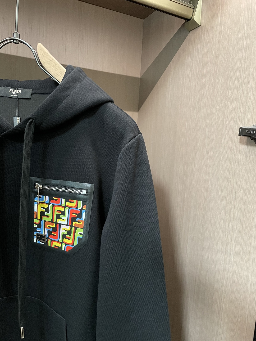 FD 套头连帽卫衣；经典套头男女同款，简约大气系列单品，低调奢华大气百搭款！卫衣选用客供100%高克重棉