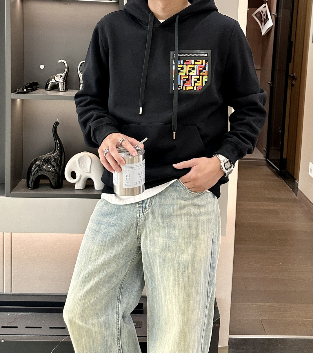 FD 套头连帽卫衣；经典套头男女同款，简约大气系列单品，低调奢华大气百搭款！卫衣选用客供100%高克重棉