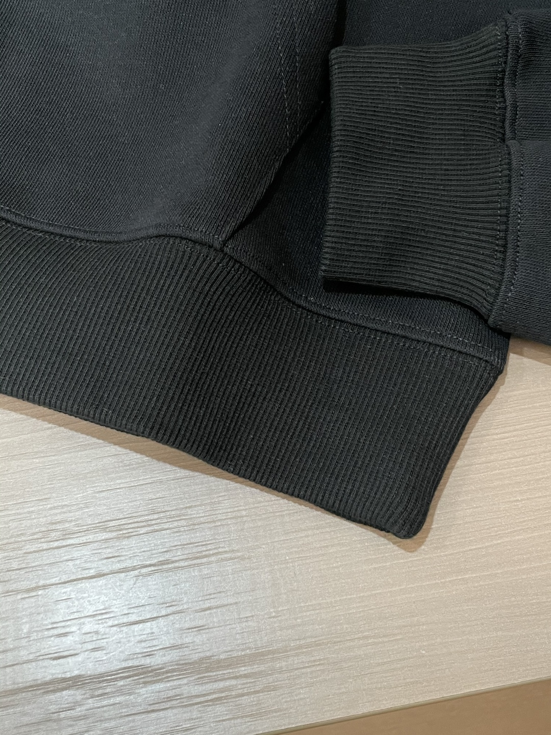 FD 套头连帽卫衣；经典套头男女同款，简约大气系列单品，低调奢华大气百搭款！卫衣选用客供100%高克重棉