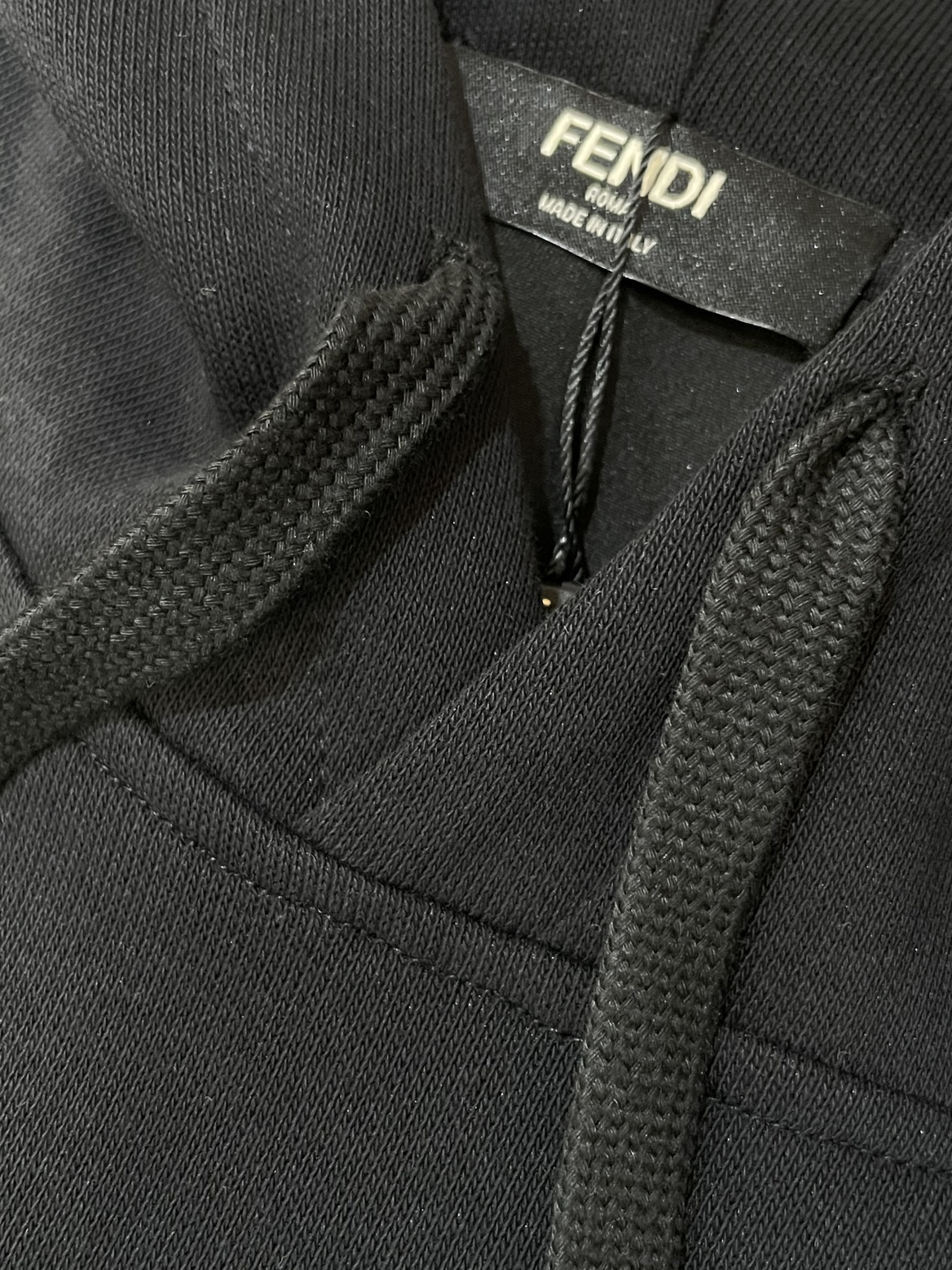 FD 套头连帽卫衣；经典套头男女同款，简约大气系列单品，低调奢华大气百搭款！卫衣选用客供100%高克重棉