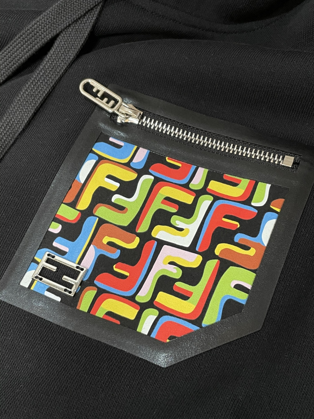 FD 套头连帽卫衣；经典套头男女同款，简约大气系列单品，低调奢华大气百搭款！卫衣选用客供100%高克重棉