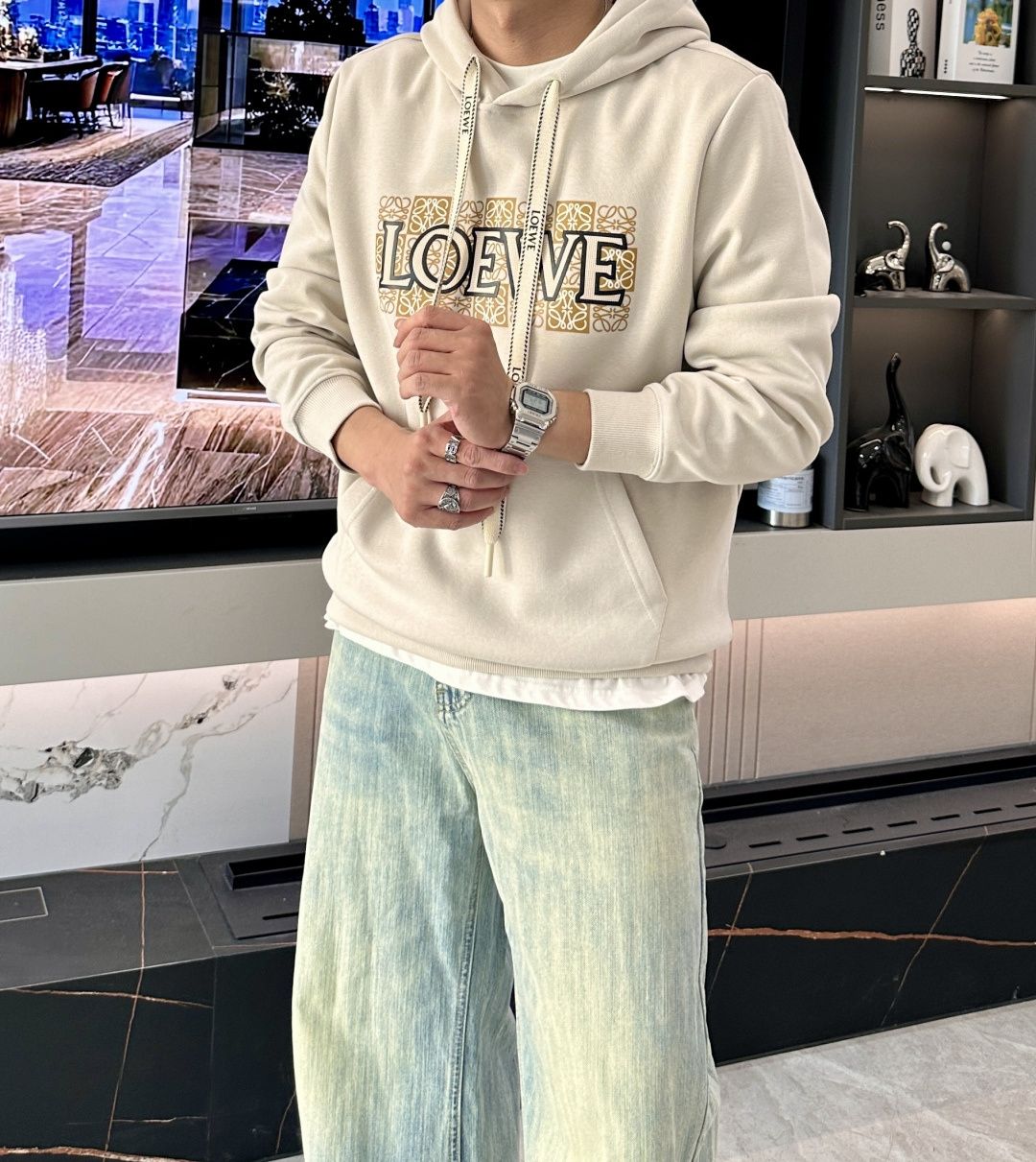 Loewe 套头连帽卫衣；经典套头男女同款，简约大气系列单品，低调奢华大气百搭款！卫衣选用客供100%高