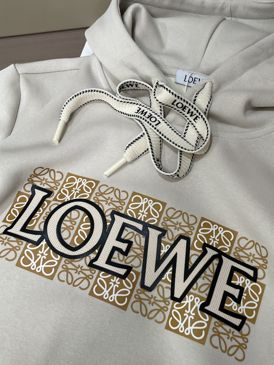 Loewe 套头连帽卫衣；经典套头男女同款，简约大气系列单品，低调奢华大气百搭款！卫衣选用客供100%高