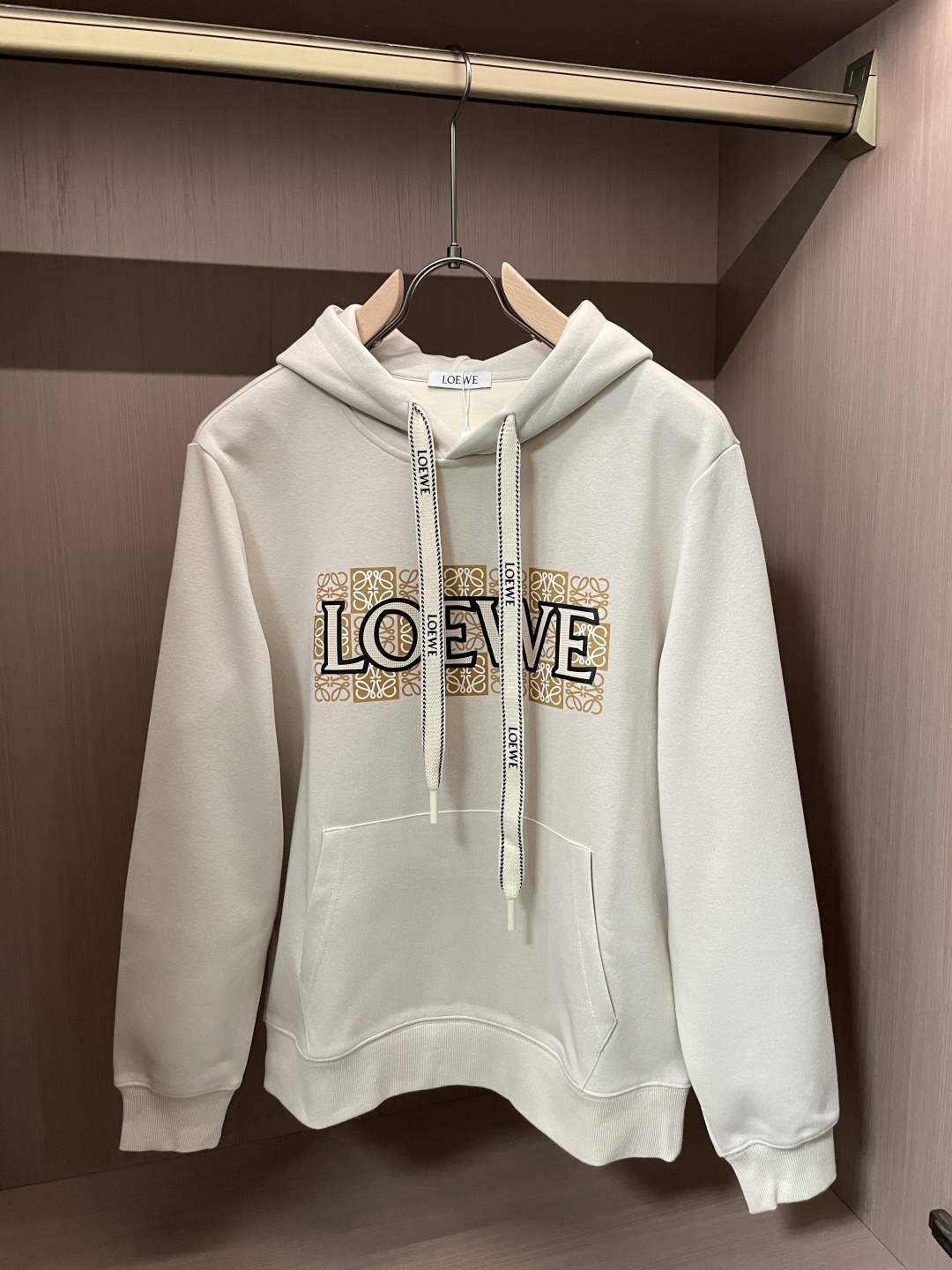 Loewe 套头连帽卫衣；经典套头男女同款，简约大气系列单品，低调奢华大气百搭款！卫衣选用客供100%高