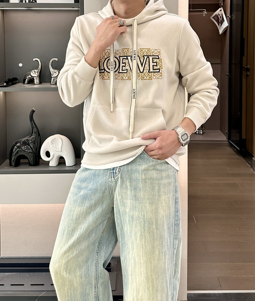 Loewe 套头连帽卫衣；经典套头男女同款，简约大气系列单品，低调奢华大气百搭款！卫衣选用客供100%高