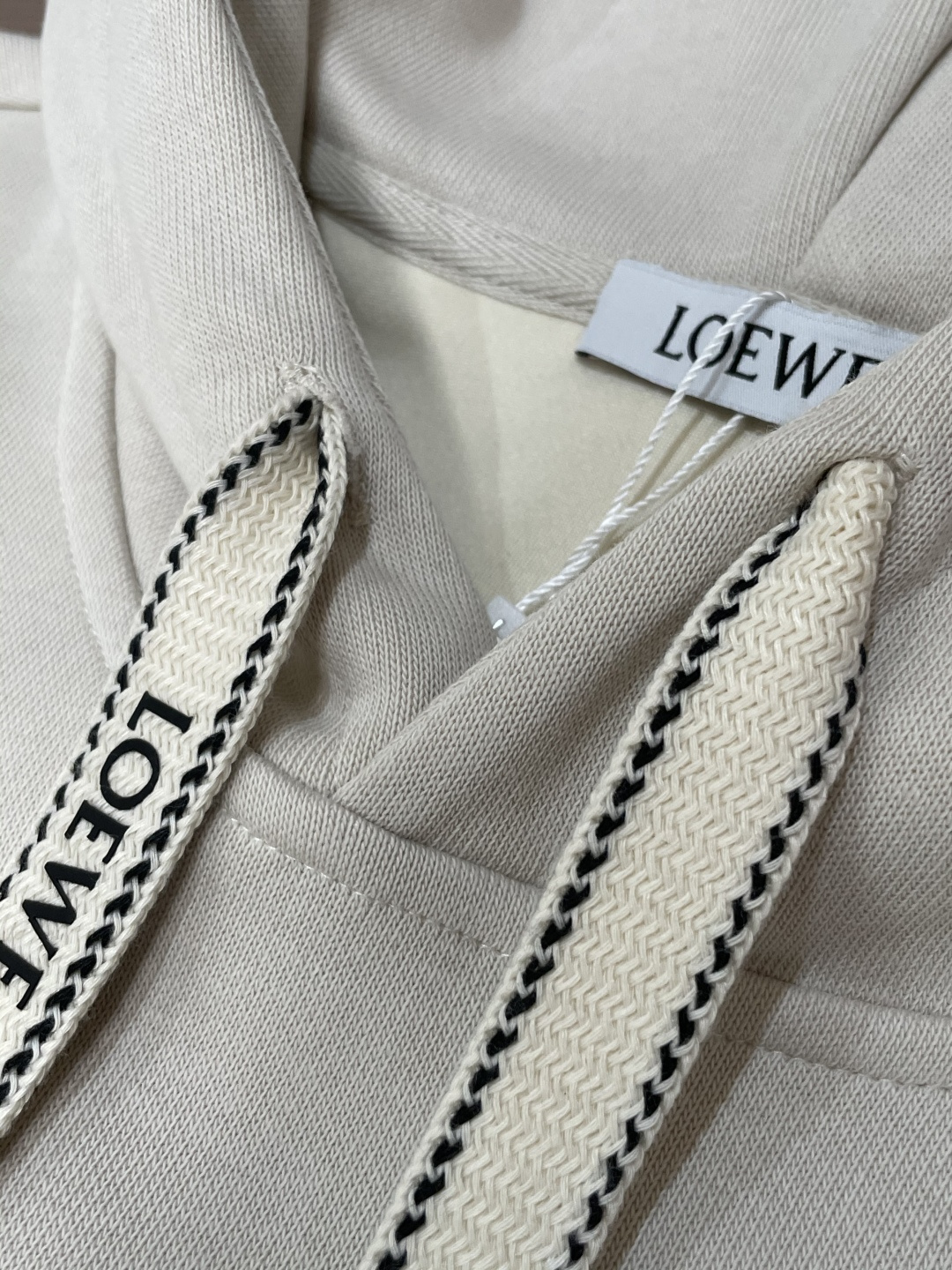 Loewe 套头连帽卫衣；经典套头男女同款，简约大气系列单品，低调奢华大气百搭款！卫衣选用客供100%高