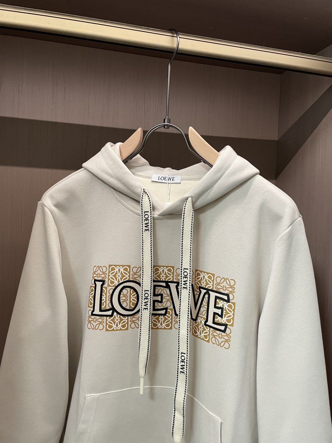 Loewe 套头连帽卫衣；经典套头男女同款，简约大气系列单品，低调奢华大气百搭款！卫衣选用客供100%高