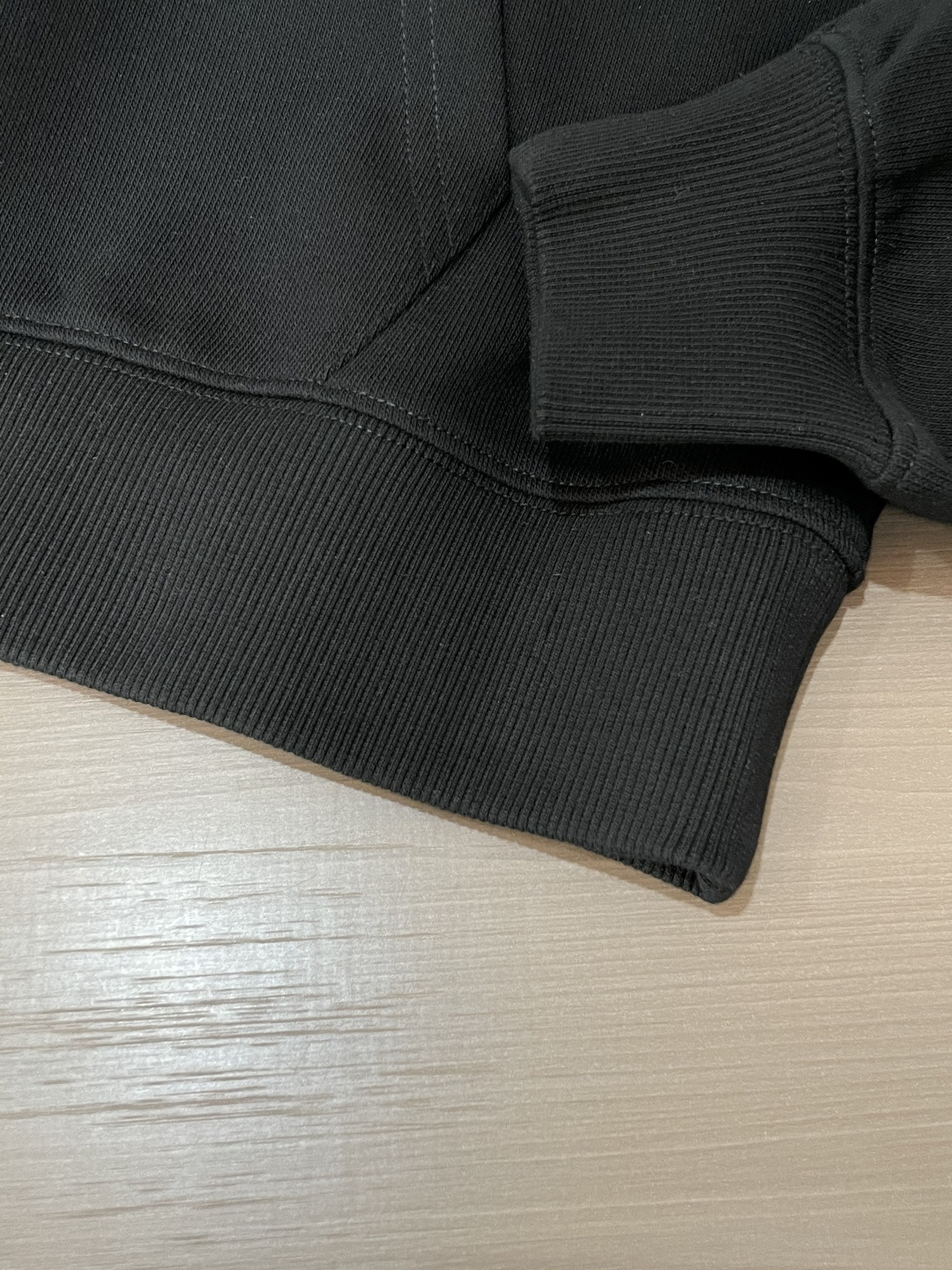 Loewe 套头连帽卫衣；经典套头男女同款，简约大气系列单品，低调奢华大气百搭款！卫衣选用客供100%高