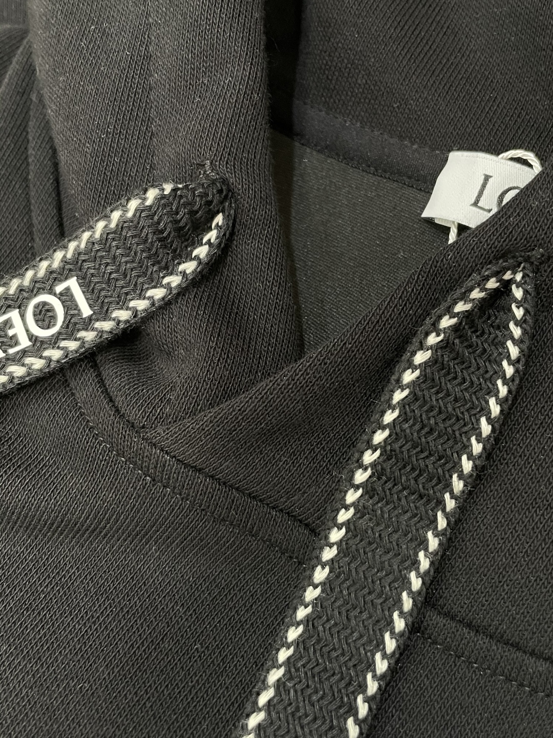 Loewe 套头连帽卫衣；经典套头男女同款，简约大气系列单品，低调奢华大气百搭款！卫衣选用客供100%高