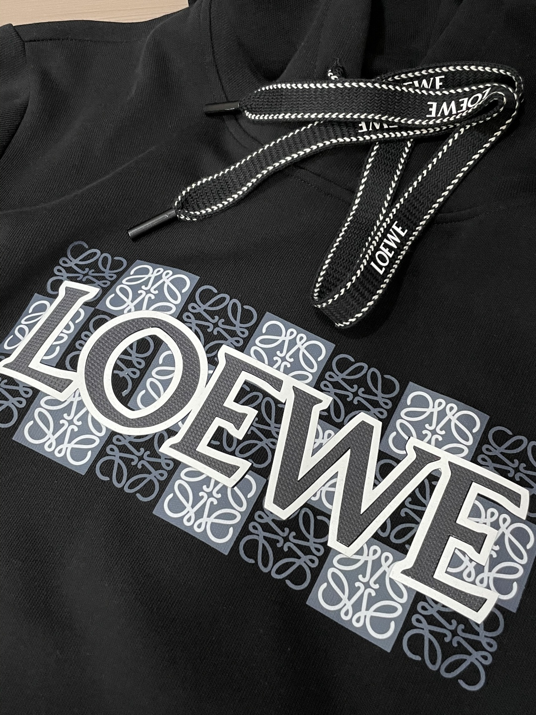 Loewe 套头连帽卫衣；经典套头男女同款，简约大气系列单品，低调奢华大气百搭款！卫衣选用客供100%高