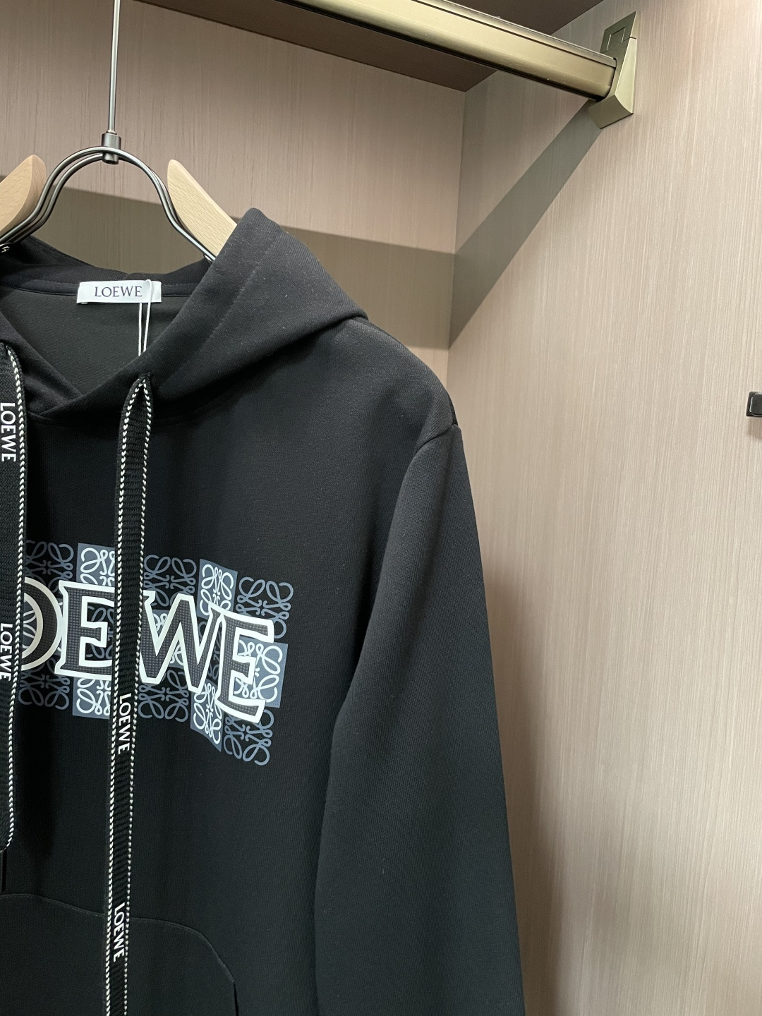 Loewe 套头连帽卫衣；经典套头男女同款，简约大气系列单品，低调奢华大气百搭款！卫衣选用客供100%高