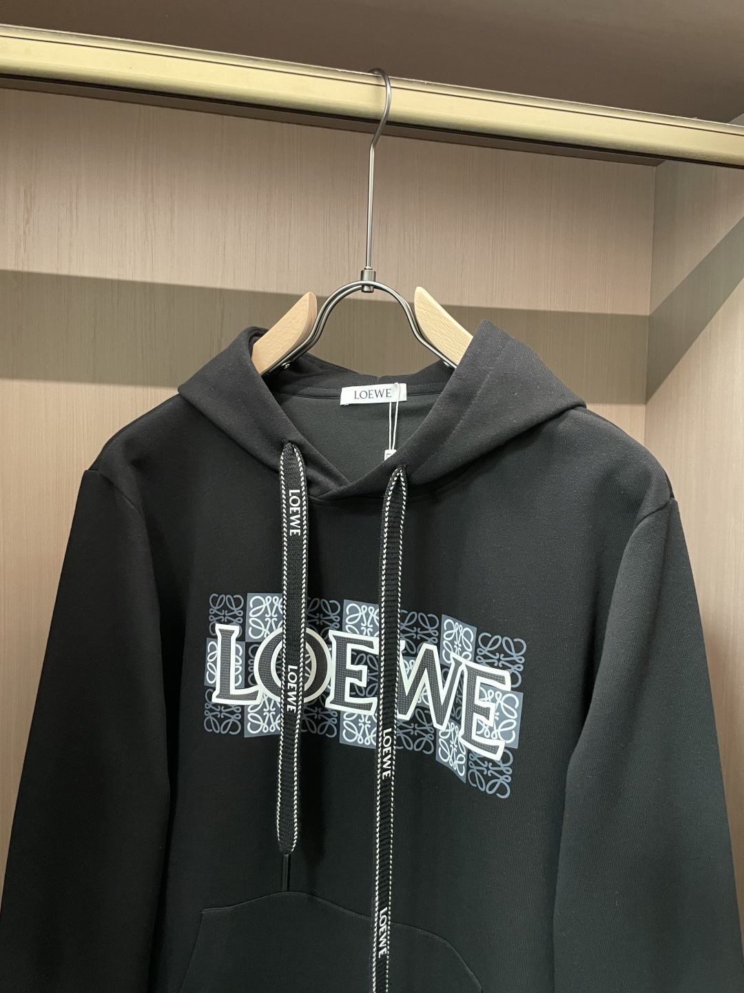 Loewe 套头连帽卫衣；经典套头男女同款，简约大气系列单品，低调奢华大气百搭款！卫衣选用客供100%高