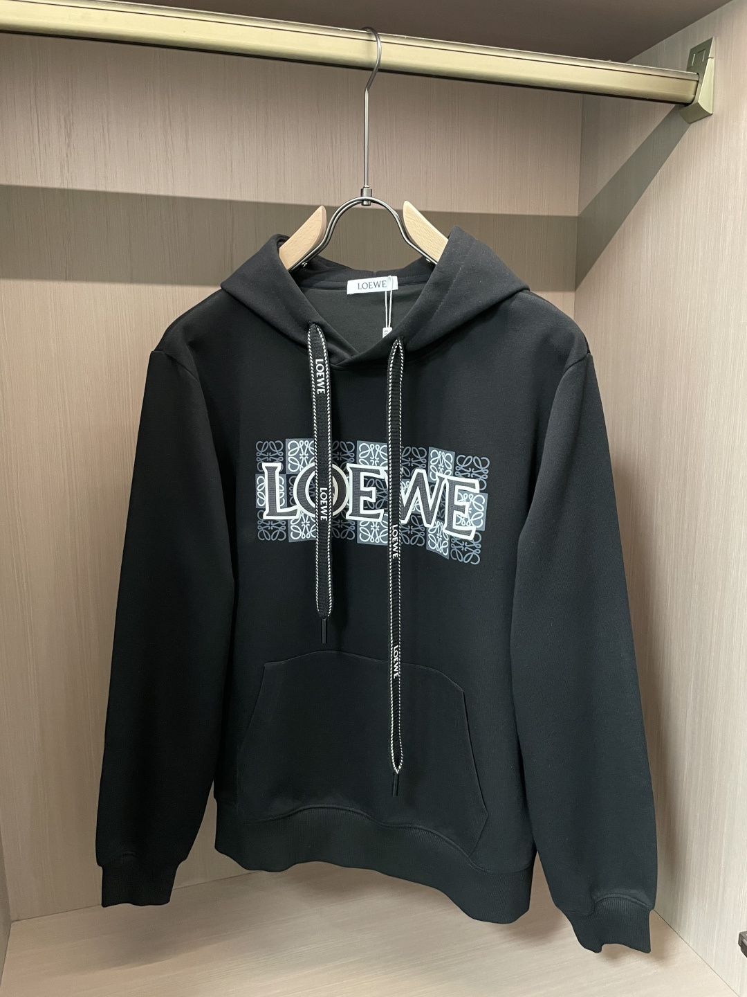 Loewe 套头连帽卫衣；经典套头男女同款，简约大气系列单品，低调奢华大气百搭款！卫衣选用客供100%高