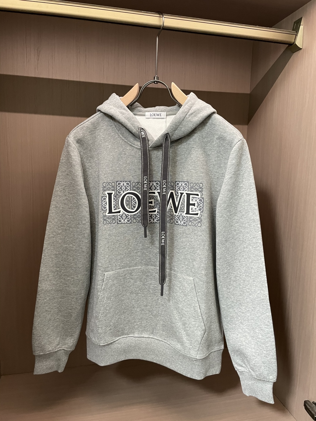 Loewe 套头连帽卫衣；经典套头男女同款，简约大气系列单品，低调奢华大气百搭款！卫衣选用客供100%高