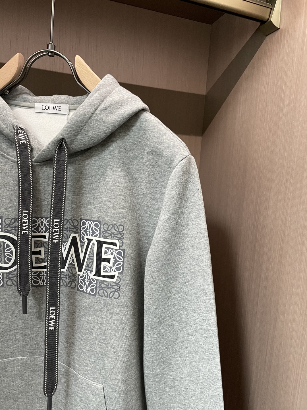 Loewe 套头连帽卫衣；经典套头男女同款，简约大气系列单品，低调奢华大气百搭款！卫衣选用客供100%高