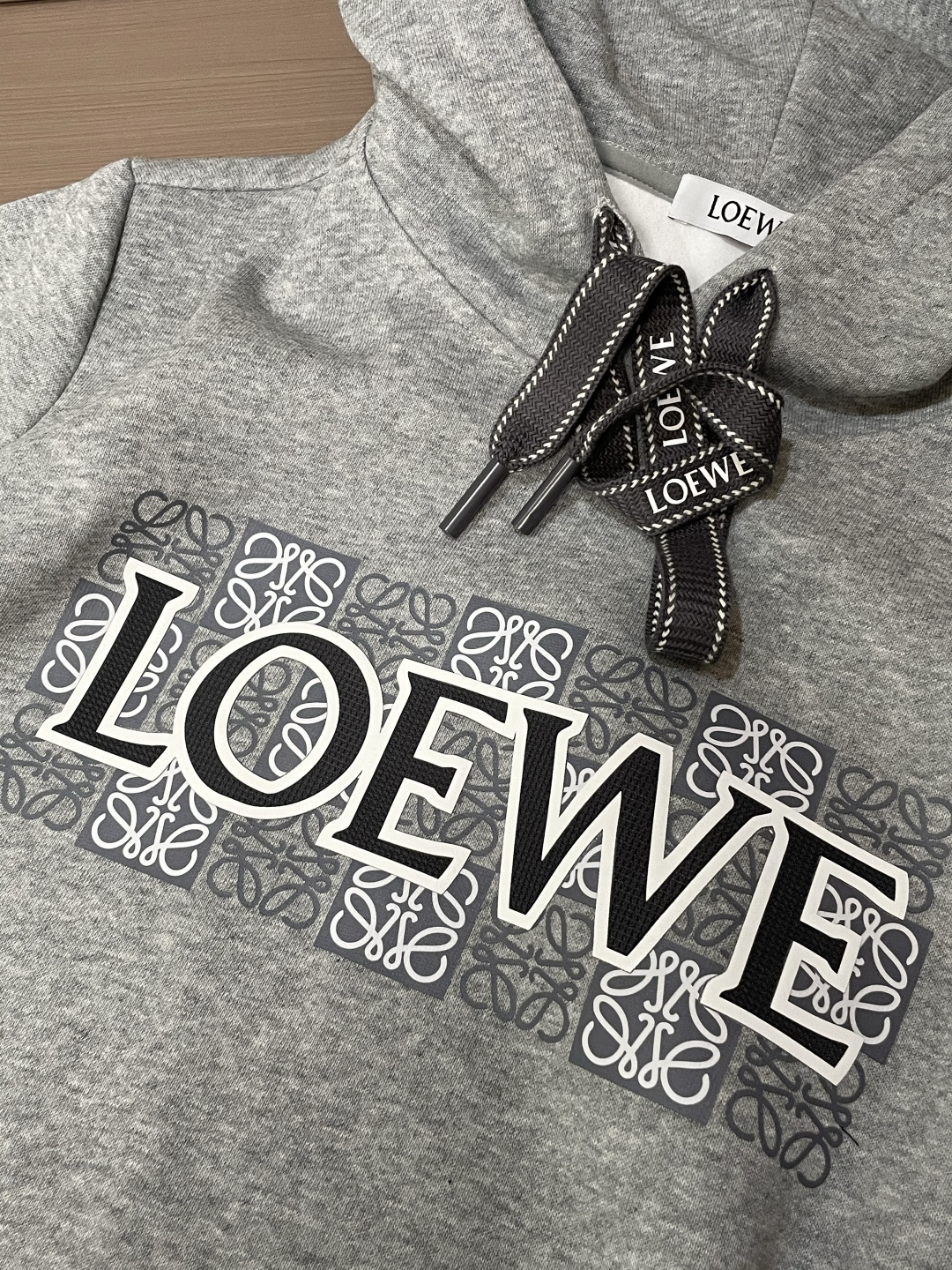 Loewe 套头连帽卫衣；经典套头男女同款，简约大气系列单品，低调奢华大气百搭款！卫衣选用客供100%高
