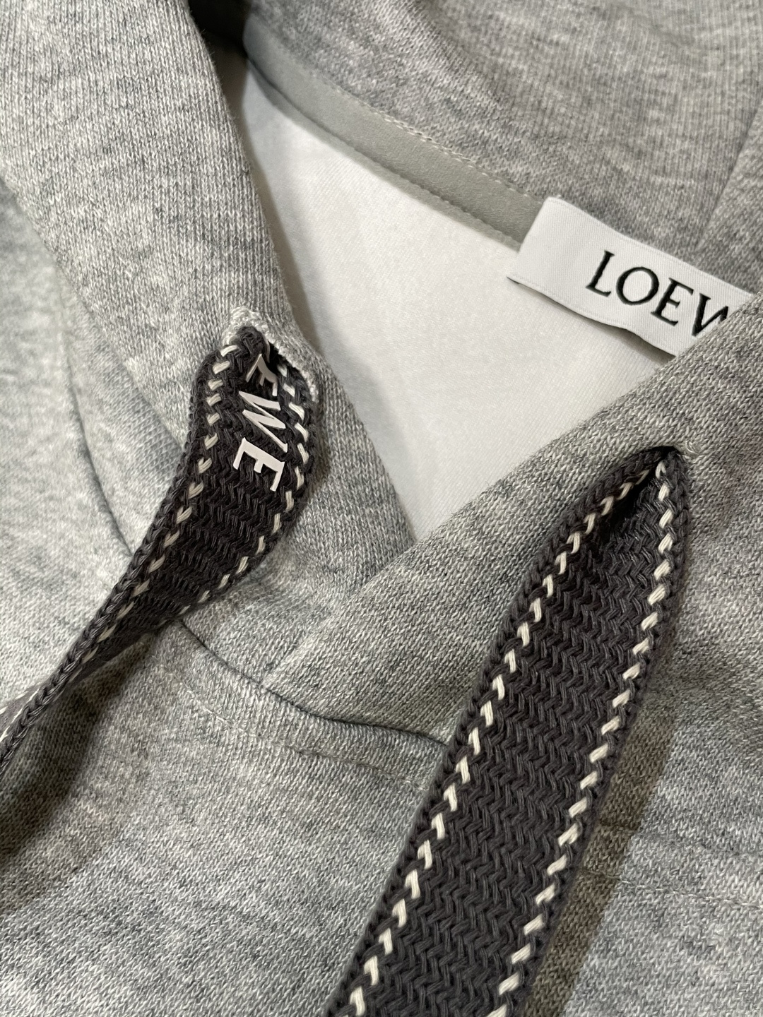 Loewe 套头连帽卫衣；经典套头男女同款，简约大气系列单品，低调奢华大气百搭款！卫衣选用客供100%高