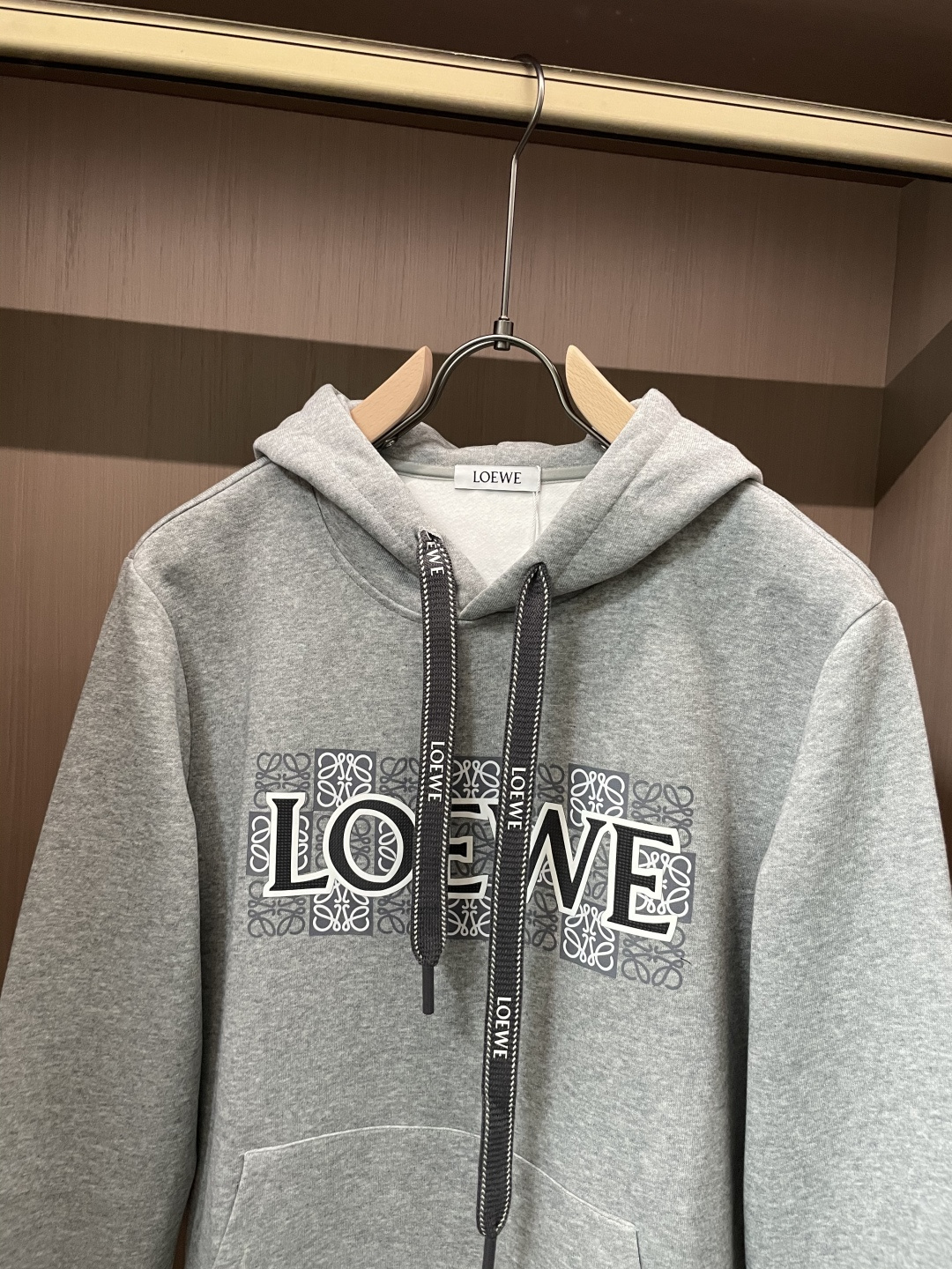 Loewe 套头连帽卫衣；经典套头男女同款，简约大气系列单品，低调奢华大气百搭款！卫衣选用客供100%高