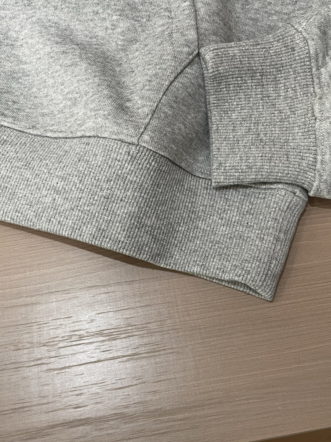 Loewe 套头连帽卫衣；经典套头男女同款，简约大气系列单品，低调奢华大气百搭款！卫衣选用客供100%高