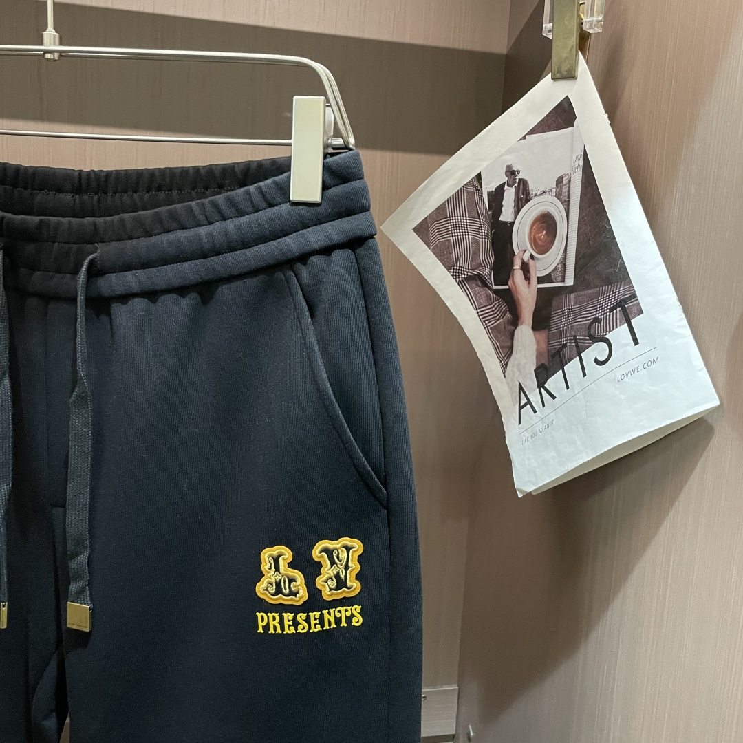 Lv 最新系列男士休闲裤！采用客供弹力柔棉材质，柔软细腻，手感绝佳！品牌格调一览无余！极简主义设计，没有