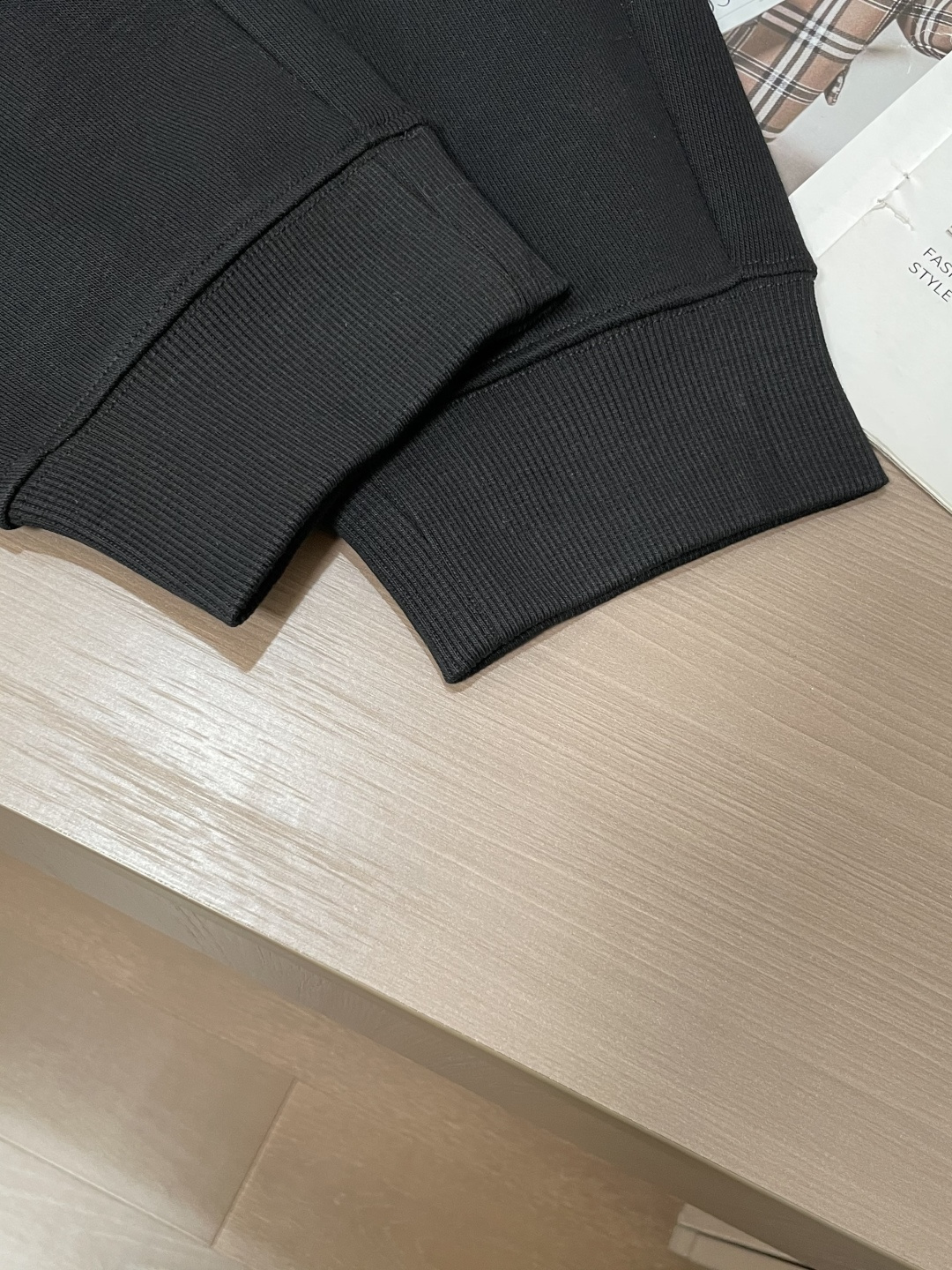 Lv 最新系列男士休闲裤！采用客供弹力柔棉材质，柔软细腻，手感绝佳！品牌格调一览无余！极简主义设计，没有